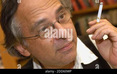 PAS DE FILM, PAS DE VIDÉO, PAS de TV, PAS DE DOCUMENTAIRE - UN fichier photo daté le 19 septembre 2004 à Philadelphie, PA, USA, d'Art Spiegelman, auteur du prix Pulitzer de l'Holocauste bande dessinée Maus, a un nouveau livre, « In the Shadow of No Towers », qui raconte ses réactions aux attaques du 11 septembre contre son quartier de Lower Manhattan. L'artiste AMÉRICAIN de la bande dessinée Art Spiegelman a remporté le premier prix pour son artisanat au festival mondial de la bande dessinée d'Angoulême en France, a annoncé l'organisateur lors d'une cérémonie le 30 janvier 2011. Photo de Peter Tobia/Philadelphia Inquier/MCT/ABACAPRESS.COM Banque D'Images