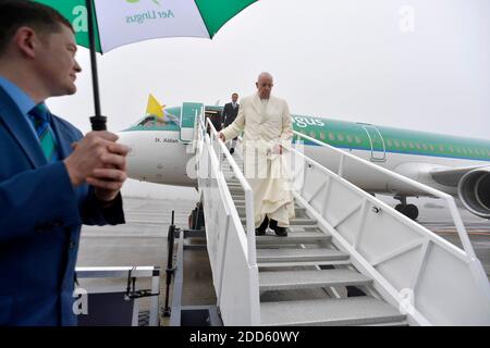 Le pape François arrive à Knock avant sa visite à la chapelle des appartions du sanctuaire de Knock en Irlande le 26 août 2018. Le pape François est arrivé en Irlande pour la première visite papale dans le pays depuis près de quarante ans. François est ostensiblement en Irlande pour assister à la réunion mondiale des familles (WMOF) - un événement majeur de l'église mondiale axé sur la promotion des valeurs familiales. Photo par ABACAPRESS.COM Banque D'Images