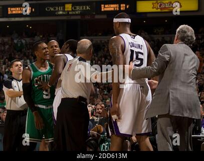 PAS DE FILM, PAS DE VIDÉO, PAS de TV, PAS DE DOCUMENTAIRE - les Sacramento Kings DeMarcus cousins (15) et les Boston Celtics Rajon Rondo sont séparés vers la fin du deuxième trimestre pendant le match de basketball de la NBA, Boston Celtics vs Sacramento Kings à Arco Arena à Sacramento, CA, USA le 1er février, 2011. Les Celtics ont bordé les rois, 95-90. Photo de Jose Luis Villegas/Sacramento Bee/MCT/ABACAPRESS.COM Banque D'Images