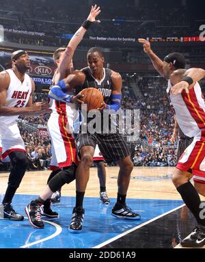 PAS DE FILM, PAS DE VIDÉO, PAS de TV, PAS DE DOCUMENTAIRE - le Dwight Howard d'Orlando Magic, au milieu, est gardé par trois joueurs de Miami Heat dans la première moitié pendant le match de basketball de la NBA, Miami Heat vs Orlando Magic au Amway Center à Orlando, en Floride, le jeudi 3 février 2011. (Gary W. Green, Orlando Sentinel/MCT/ABACAPRESS.COM Banque D'Images