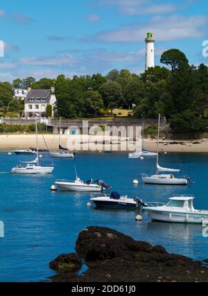 Vue d'été de Benodet ville côtière sur l'estuaire de l'Odet dans le Finistère Bretagne nord-ouest de la France avec des bateaux amarrés dans le port. Banque D'Images