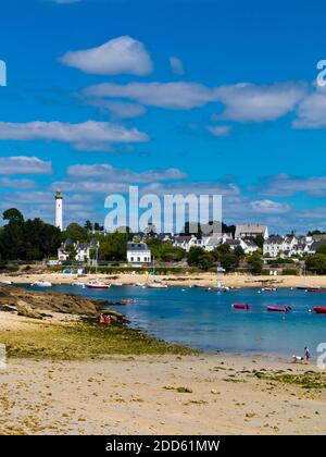 Vue d'été de Benodet ville côtière sur l'estuaire de l'Odet dans le Finistère Bretagne nord-ouest de la France. Banque D'Images