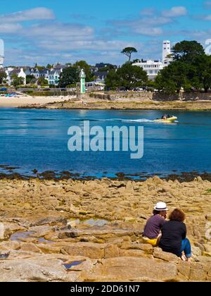 Vue d'été de Benodet ville côtière sur l'estuaire de l'Odet dans le Finistère Bretagne nord-ouest de la France. Banque D'Images