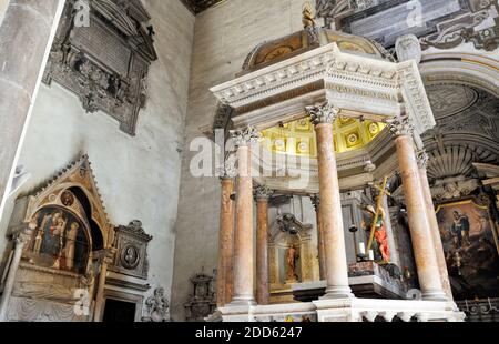 Italie, Rome, église de Santa Maria à Ara Coeli, transept à gauche, tombe du cardinal Matteo d'Acquasparta (1302 - 1303 ca.) et Cappella di Sant'Elena Banque D'Images