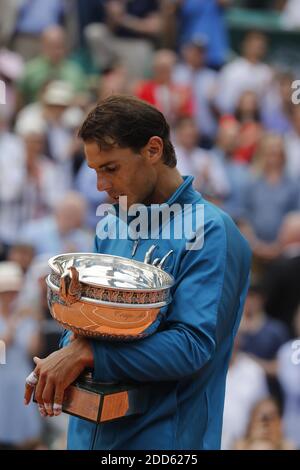 Le 10 juin 2018, Rafael Nadal d'Espagne a remporté son 11e Open de tennis français contre Dominic Thiem d'Autriche, au stade Roland-Garros, à Paris. Photo de Henri Szwarc/ABACAPRESS.COM Banque D'Images