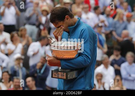 Le 10 juin 2018, Rafael Nadal d'Espagne a remporté son 11e Open de tennis français contre Dominic Thiem d'Autriche, au stade Roland-Garros, à Paris. Photo de Henri Szwarc/ABACAPRESS.COM Banque D'Images