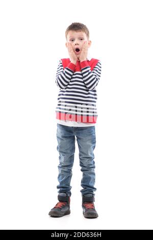 Une expression excitée et choquée de jeunes enfants avec une bouche ouverte et des mains sur le visage. Portrait du corps entier isolé sur fond blanc. Banque D'Images