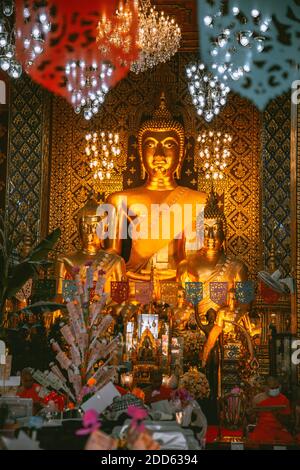 Wat Phrathat Haripunchai Woramahawihan pendant le festival de lanternes Loy Khratong à Lamphun, Chiang Mai, Thaïlande Banque D'Images