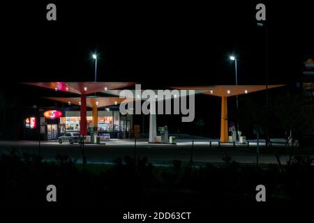 Marbella 3/14/2020 Station de service sur l'AUTOROUTE A 7 avec le drapeau de la société Repsol. Banque D'Images