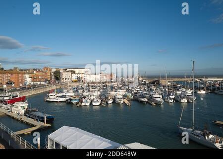 Ramsgate, Royaume-Uni - 18 2020 novembre Ramsgate Royal Harbour éclairé par le soleil d'hiver en fin d'après-midi Banque D'Images