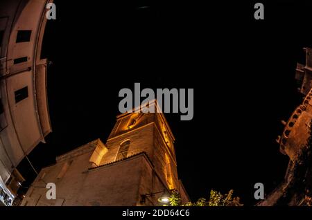 Vue sur l'église et le château de Serracapriola dans le soirée Banque D'Images