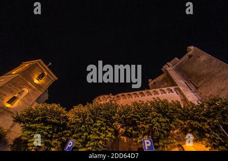 Vue sur l'église et le château de Serracapriola dans le soirée Banque D'Images