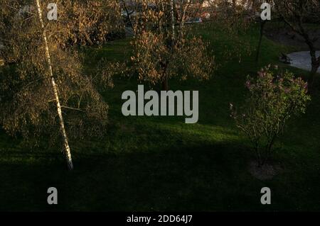 AJAXNETPHOTO. 2011. LOUVECIENNES, FRANCE. - JARDIN PRIVÉ POUR LES RÉSIDENTS D'APPARTEMENTS DANS UN DOMAINE SUR LES HAUTEURS NORD-EST DU CENTRE DU VILLAGE SURPLOMBANT LA SEINE; UN DES NOMBREUX ENDROITS DE LA RÉGION VISITÉS PAR DES PEINTRES IMPRESSIONNISTES DU XIXE SIÈCLE TELS QU'ALFRED SISLEY, CAMILLE PISSARRO, AUGUSTE RENOIR ET D'AUTRES AVANT LE RÉAMÉNAGEMENT MODERNE DU PAYSAGE. PHOTO:JONATHAN EASTLAND/AJAX REF:FX112703 5306 Banque D'Images