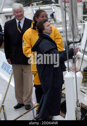 AJAXNETPHOTO. 21 MAI 2006, SOUTHAMPTON, ANGLETERRE - FRONG-WAY SOLO YACHTSWOMAN ARRIVE - DEE CAFFARI (33) (AU CENTRE) DONNE À HRH PRINCESS ROYAL (PRINCESSE ANNE) (EN PREMIER PLAN) ET VÉTÉRAN DU MONDE YACHTSMAN CHAY BLYTH (À GAUCHE) UNE VISITE GUIDÉE DE SON YACHT APRÈS SON ARRIVÉE À OCEAN VILLAGE APRÈS SON SINGLE-MAIN SANS ESCALE, SIX MOIS, 29,100 KM DE L'EST VERS L'OUEST. ELLE A FRANCHI LA LIGNE D'ARRIVÉE OFFICIELLE ENTRE LE LÉZARD ET USHANT (OUISSANT) LE 18 MAI, 178 JOURS APRÈS AVOIR PRIS LA DIRECTION DE PORTSMOUTH DANS LE COUTEAU 71FT AVIVA. HRH LA PRINCESSE ROYALE, LE VÉTÉRAN YACHTSMAN SIR CHAY BLYTH ET M/S CAF Banque D'Images