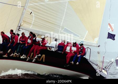 AJAXNETPHOTO. 5 AOÛT 1991. SOLENT, ANGLETERRE. - COUPE DE L'AMIRAL 1991 - COURSE DE TROPHÉE DE CORUM. YACHT DE L'ÉQUIPE;BRAVURA PHOTO : JONATHAN EASTLAND / AJAX REF:ADC91 RX2 201211 72 Banque D'Images