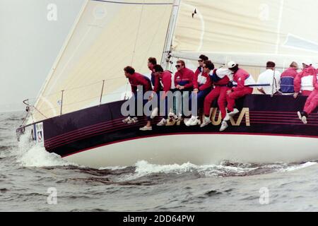 AJAXNETPHOTO. 5 AOÛT 1991. SOLENT, ANGLETERRE. - COUPE DE L'AMIRAL 1991 - COURSE DE TROPHÉE DE CORUM. YACHT DE L'ÉQUIPE;BRAVURA PHOTO : JONATHAN EASTLAND / AJAX REF:ADC91 RX2 201211 73 Banque D'Images