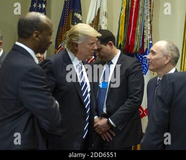 Le président des États-Unis Donald Trump rencontre des représentants de PhRMA, de la recherche pharmaceutique et de Manufacturers of America dans la salle Oval Office Roosevelt de la Maison Blanche à Washington, DC, États-Unis, le mardi 31 janvier 2017. D'après son site Web, PhRMA « présente les principaux chercheurs biopharmaceutiques et sociétés de biotechnologie du pays ». Photo par Ron Sachs / piscine via CNP/ABACAPRESS.COM Banque D'Images