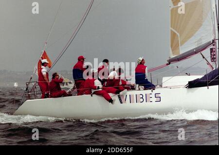 AJAXNETPHOTO. 5 AOÛT 1991. SOLENT, ANGLETERRE. - COUPE DE L'AMIRAL 1991 - COURSE DE TROPHÉE DE CORUM. YACHT D'ÉQUIPE; VIBES. PAYS: ETATS-UNIS. PHOTO : JONATHAN EASTLAND / AJAX REF:ADC RX2 201211 42 Banque D'Images