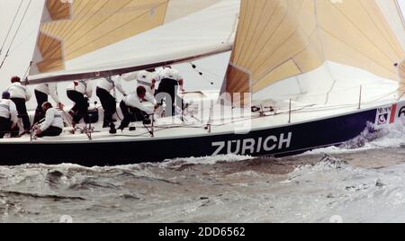 AJAXNETPHOTO. 5 AOÛT 1991. SOLENT, ANGLETERRE. - COUPE DE L'AMIRAL 1991 - COURSE DE TROPHÉE DE CORUM. YACHT DE L'ÉQUIPE; ZURICH. PHOTO : JONATHAN EASTLAND / AJAX REF:ADC RX2 201211 86 Banque D'Images