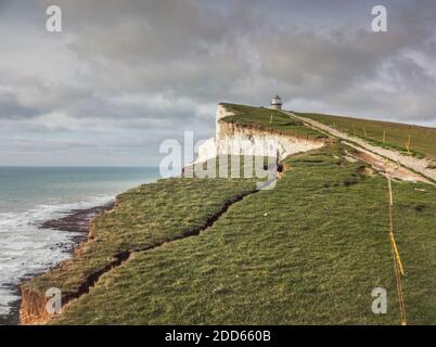 Eastbourne, East Sussex, Royaume-Uni. 24 novembre 2020. L'érosion des falaises de craie continue d'être accélérée par les récentes pluies torrentielles et les marées. La grande fissure entre le phare de Belle Tout & Beachy Head continue de s'élargir, mais le gros morceau coupé est sur le point de tomber depuis un certain temps. Les garde-côtes mettent en garde à plusieurs reprises contre le risque de chute soudaine d'une falaise. Sous la coupe et la plupart des fissures ne sont pas visibles sur les sommets de la falaise, les bords sont extrêmement fragiles. Le photographe n'a pas pris de risques en utilisant l'équipement approprié pour obtenir ces photos. Crédit : David Burr/Alay Live News Banque D'Images