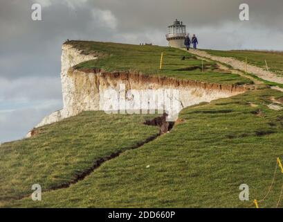 Eastbourne, East Sussex, Royaume-Uni. 24 novembre 2020. L'érosion des falaises de craie continue d'être accélérée par les récentes pluies torrentielles et les marées. La grande fissure entre le phare de Belle Tout & Beachy Head continue de s'élargir, mais le gros morceau coupé est sur le point de tomber depuis un certain temps. Les garde-côtes mettent en garde à plusieurs reprises contre le risque de chute soudaine d'une falaise. Sous la coupe et la plupart des fissures ne sont pas visibles sur les sommets de la falaise, les bords sont extrêmement fragiles. Le photographe n'a pas pris de risques en utilisant l'équipement approprié pour obtenir ces photos. Crédit : David Burr/Alay Live News Banque D'Images