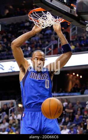 PAS DE FILM, PAS DE VIDÉO, PAS de TV, PAS DE DOCUMENTAIRE - Dallas Mavericks Small forward Shawn Marion (0) slams dunks pendant le match de basketball NBA, Washington Wizards vs Dallas Mavericks au Verizon Center à Washington, Etats-Unis le 26 février 2011. Dallas Mavericks a gagné 105-99. Photo de Harry E. Walker/MCT/ABACAPRESS.COM Banque D'Images