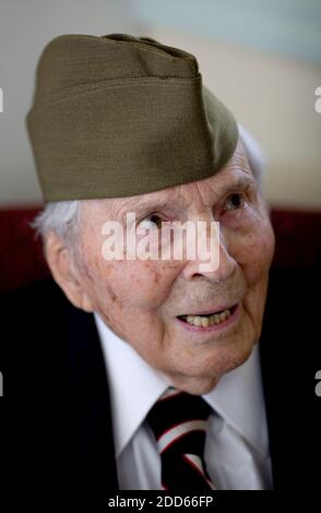 PAS DE FILM, PAS DE VIDÉO, PAS de TV, PAS DE DOCUMENTAIRE - FICHIER - vétéran de la première Guerre mondiale Frank Buckles se souvient de la guerre chez lui à Charles Town, Virginie-Occidentale, le 22 mai 2007. Boucles a rejoint l'armée américaine à l'âge de 15 ans et a servi en Angleterre pendant la première Guerre mondiale comme chauffeur d'ambulance. Plus tard, il a servi pendant la Seconde Guerre mondiale et a été détenu comme prisonnier de guerre à Los Banos, Philippines. Le dernier ancien combattant américain vivant connu de la première Guerre mondiale, Frank Buckles, est décédé le dimanche 27 février 2011 à 110 heures. Photo de Pete Souza/Chicago Tribune/MCT/ABACAPRESS.COM Banque D'Images