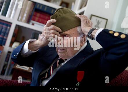 PAS DE FILM, PAS DE VIDÉO, PAS de TV, PAS DE DOCUMENTAIRE - FICHIER - vétéran de la première Guerre mondiale Frank Buckles, 106 ans, essaie son vieux chapeau en se remémorant la guerre depuis sa maison à Charles Town, Virginie-Occidentale, 22 mai 2007. Boucles a rejoint l'armée américaine à l'âge de 15 ans et a servi en Angleterre pendant la première Guerre mondiale comme chauffeur d'ambulance. Plus tard, il a servi pendant la Seconde Guerre mondiale et a été détenu comme prisonnier de guerre à Los Banos, Philippines. Le dernier ancien combattant américain vivant connu de la première Guerre mondiale, Frank Buckles, est décédé le dimanche 27 février 2011 à 110 heures. Photo de Pete Souza/Chicago Tribune/MCT/ABACAPRESS.COM Banque D'Images