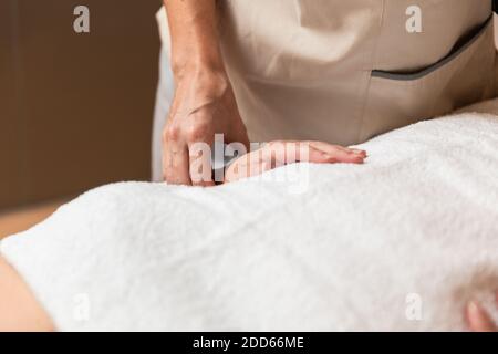 Un physiothérapeute donne l'acupuncture de la myothérapie en utilisant des points de déclenchement sur caucasien femme Banque D'Images