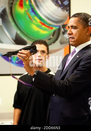 PAS DE FILM, PAS DE VIDÉO, PAS de télévision, PAS DE DOCUMENTAIRE - le président Barack Obama vérifie une voiture modèle qui a remporté un prix spécial du Miami Dade County Fair and exposition as Student, Dagoberto Cruz,17, regarde sur, à Miami Central High School à Miami, Floride, le vendredi 4 mars 2011. Photo par Emily Michot/Miami Herald/MCT/ABACAPRESS.COM Banque D'Images