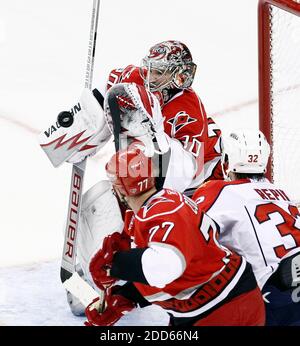 PAS DE FILM, PAS DE VIDÉO, PAS de TV, PAS DE DOCUMENTAIRE - Carolina Hurricanes gardien Cam Ward (30) tire le palet tandis que les Hurricanes défenseur Joe Corvo (77) et le Florida Panthers Michal Repik (32) regarder dans la deuxième période pendant le match de hockey de la LNH, Florida Panthers vs Carolina Hurricanes au RBC Center à Raleigh, NC, USA le 1er mars 2011. Les ouragans ont défait les Panthers, 2-1. Photo de Chris Seward/Raleigh News & observer/MCT/ABACAPRESS.COM Banque D'Images