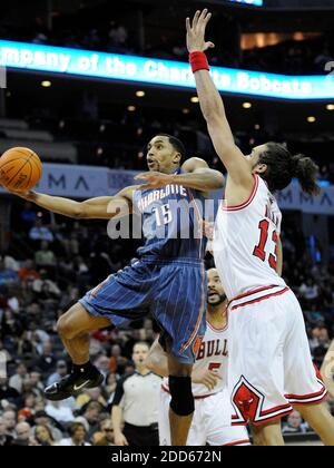 PAS DE FILM, PAS DE VIDÉO, PAS de TV, PAS DE DOCUMENTAIRE - Gerald Henderson (15) des Charlotte Bobcats conduit au panier après le Joakim Noah (13) de Chicago Bulls dans la première moitié pendant le match de basket-ball NBA, Chicago Bulls vs Charlotte Bobcat à temps Warner Cable Arena à Charlotte, NC, États-Unis le 9 mars 2011. Les Bulls s'éloignent des Bobcats, 101-84. Photo de David T. Foster III/Charlotte observer/MCT/ABACAPRESS.COM Banque D'Images