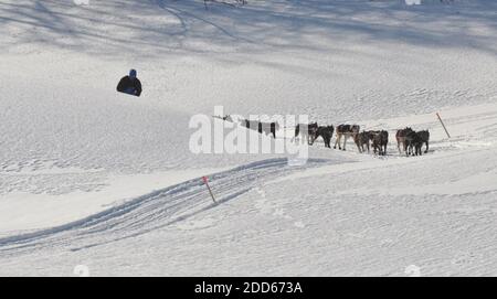 PAS DE FILM, PAS DE VIDÉO, PAS de télévision, PAS DE DOCUMENTAIRE - le Musher John Baker arrive sur le goulet alors qu'il quitte le village du fleuve Yukon d'Anvik, Alaska, États-Unis, lors de la course de chiens de traîneau de Iditarod Trail 2011 le 11 mars 2011. Photo de Bob Hallinen/Anchorage Daily News/MCT/ABACAPRESS.COM Banque D'Images