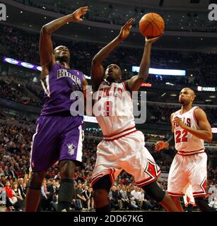 PAS DE FILM, PAS DE VIDÉO, PAS de TV, PAS DE DOCUMENTAIRE - Chicago Bulls Small forward Luol Deng (9) va de pour un tir contre Sacramento Kings centre Samuel Dalembert (10) dans la première moitié pendant le match de basket-ball NBA, Sacramento Kings vs Chicago Bulls au United Center à Chicago, il, États-Unis le 21 mars 2011. Photo de Nuccio DiNuzzo/Chicago Tribune/MCT/ABACAPRESS.COM Banque D'Images