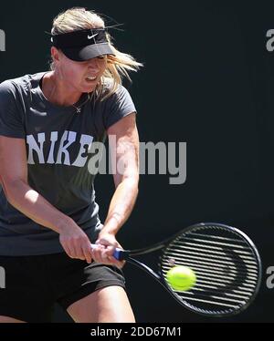 PAS DE FILM, PAS DE VIDÉO, PAS de télévision, PAS DE DOCUMENTAIRE - Maria Sharapova revient en arrière-plan pendant la pratique à l'Open de Sony Ericsson à Key Biscayne, FL, USA le 22 mars 2011. Photo de Roberto Koltun/El Nuevo Herald/MCT/ABACAPRESS.COM Banque D'Images