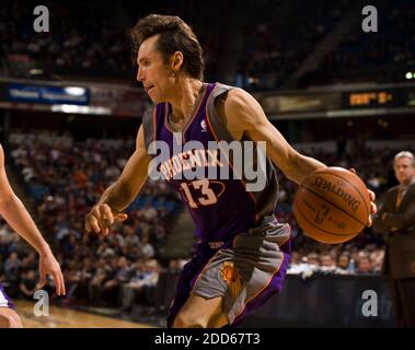 PAS DE FILM, PAS DE VIDÉO, PAS de télévision, PAS DE DOCUMENTAIRE - Steve Nash des Phoenix Suns conduit au panier dans le quatrième trimestre pendant le match de basketball à la NBA, Phoenix Suns vs Sacramento Kings Power Balance Pavilion à Sacramento, CA, USA le 29 mars 2011. Les rois ont bordé les Suns, 116-113. Photo de Jose Luis Villegas/Sacramento Bee/MCT/ABACAPRESS.COM Banque D'Images