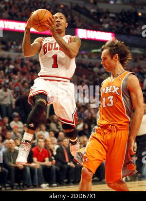 PAS DE FILM, PAS DE VIDÉO, PAS de télévision, PAS DE DOCUMENTAIRE - le gardien de point de Chicago Bulls Derrick Rose (1) conduit au panier devant le gardien de point de Phoenix Suns Steve Nash (13) dans le premier trimestre pendant le match de basketball de la NBA, Phoenix Suns vs Chicago Bulls au United Center à Chicago, IL, États-Unis, le 5 avril 2011. Photo de Nuccio DiNuzzo/Chicago Tribune/MCT/ABACAPRESS.COM Banque D'Images