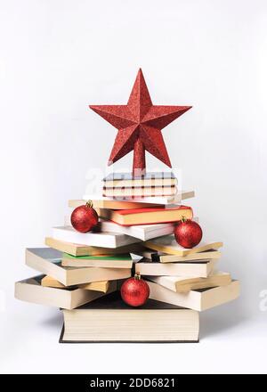 Arrière-plan du concept de Noël. Livres sous forme d'arbre de noël sur fond blanc Banque D'Images