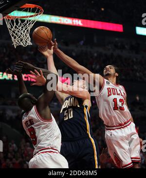PAS DE FILM, PAS DE VIDÉO, PAS de TV, PAS DE DOCUMENTAIRE - Chicago Bulls Center Joakim Noah (13) bloque le cliché de l'Indiana Pacers power forward Tyler Hansbrough (50) pendant le premier trimestre d'action dans le jeu 2 de la NBA Eastern Conference, Indiana Pacers vs Chicago Bulls au United Center à Chicago, il, États-Unis le 18 avril 2011. Photo de Chris Sweda/Chicago Tribune/MCT/ABACAPRESS.COM Banque D'Images