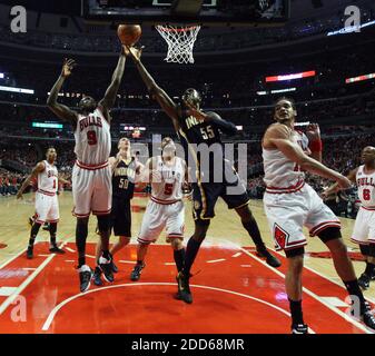 PAS DE FILM, PAS DE VIDÉO, PAS de TV, PAS DE DOCUMENTAIRE - Chicago Bulls Small forward Luol Deng (9) et l'Indiana Pacers centre Roy Hibbert (55) bataille pour un rebond pendant le premier trimestre de l'action dans le jeu 2 de la NBA Eastern Conference, Indiana Pacers vs Chicago Bulls au United Center à Chicago, il, États-Unis le 18 avril 2011. Photo de Chris Sweda/Chicago Tribune/MCT/ABACAPRESS.COM Banque D'Images