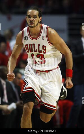 PAS DE FILM, PAS DE VIDÉO, PAS de TV, PAS DE DOCUMENTAIRE - Chicago Bulls Center Joakim Noah (13) court après avoir dunking au cours du premier trimestre de l'action contre les Pacers de l'Indiana dans le deuxième jeu de la NBA Eastern Conference, Indiana Pacers vs Chicago Bulls au United Center à Chicago, il, États-Unis le 18 avril 2011. Photo de Chris Sweda/Chicago Tribune/MCT/ABACAPRESS.COM Banque D'Images