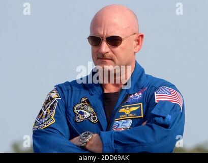 PAS DE FILM, PAS DE VIDÉO, PAS de télévision, PAS DE DOCUMENTAIRE - le commandant de la navette spatiale Endeavour STS-134 Mark Kelly arrive au centre d'atterrissage de la navette spatiale Kennedy Space Center à Cape Canaveral, Floride, le jeudi 12 mai 2011. Photo de Red Huber/Orlando Sentinel/MCT/ABACAPRESS.COM Banque D'Images