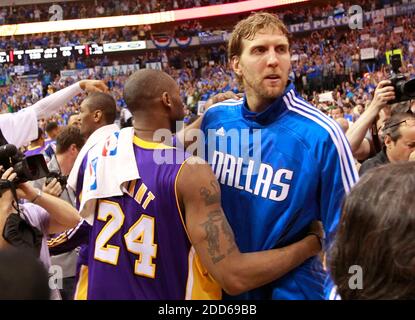 PAS DE FILM, PAS DE VIDÉO, PAS de TV, PAS DE DOCUMENTAIRE - Los Angeles Lakers tir garde Kobe Bryant félicite Dallas Mavericks power forward Dirk Nowitzki après la fin du jeu 4 de la NBA Western Conference Playoffs match de basket-ball, Los Angeles Lakers vs Dallas Mavericks à l'American Airlines Center à Dallas, TX, États-Unis, le 8 mai 2011. Les Mavericks de Dallas ont battu les Lakers de Los Angeles, 122-86. Photo de Ron Jenkins/fort Worth Star-Telegram/MCT/ABACAPRESS.COM Banque D'Images