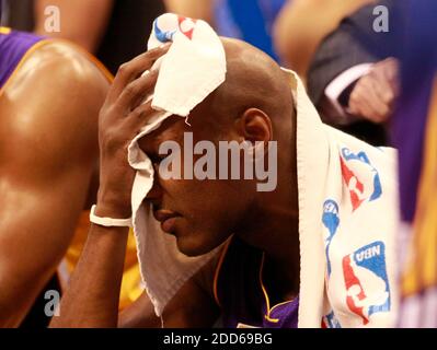 PAS DE FILM, PAS DE VIDÉO, PAS de TV, PAS DE DOCUMENTAIRE - Los Angeles Lakers POWER Forward Lamar Odom est assis sur le banc au 4ème trimestre pendant le jeu 4 de la NBA Western Conference Playoffs Basketball Match, Los Angeles Lakers vs Dallas Mavericks au American Airlines Center à Dallas, TX, États-Unis le 8 mai 2011. Les Mavericks de Dallas ont battu les Lakers de Los Angeles, 122-86. Photo de Ron Jenkins/fort Worth Star-Telegram/MCT/ABACAPRESS.COM Banque D'Images