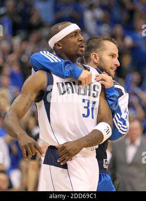 PAS DE FILM, PAS DE VIDÉO, PAS de TV, PAS DE DOCUMENTAIRE - le gardien de points Mavericks José Juan Barea (11) a couru sur le terrain pour saluer le gardien de tir Jason Terry (31) pendant une troisième période de temporisation pendant le jeu 4 de la NBA Western Conference Playoffs Match de basket-ball, Los Angeles Lakers contre Dallas Mavericks au American Airlines Center de Dallas, Texas, Etats-Unis, le 8 mai 2011. Les Mavericks de Dallas ont battu les Lakers de Los Angeles, 122-86. Photo de Paul Moseley/fort Worth Star-Telegram/MCT/ABACAPRESS.COM Banque D'Images