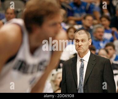 PAS DE FILM, PAS DE VIDÉO, PAS de TV, PAS DE DOCUMENTAIRE - Rick Carlisle, entraîneur-chef de Mavericks, fait un visage sur la touche pendant la 3e période du jeu 4 de la NBA Western Conference Playoffs Basketball Match, Los Angeles Lakers vs Dallas Mavericks au American Airlines Center de Dallas, TX, États-Unis le 8 mai 2011. Les Mavericks de Dallas ont battu les Lakers de Los Angeles, 122-86. Photo de Paul Moseley/fort Worth Star-Telegram/MCT/ABACAPRESS.COM Banque D'Images