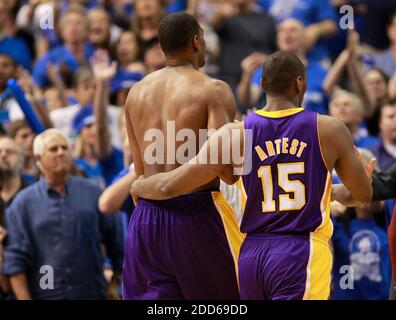 PAS DE FILM, PAS DE VIDÉO, PAS de TV, PAS DE DOCUMENTAIRE - Los Angeles Lakers petit avant Ron Artest (15) sort de son coéquipier Los Angeles Lakers centre Andrew Bynum, à gauche, après que Bynum a été éjecté du jeu 4 de la NBA Western Conference Playoffs match de basket-ball, Los Angeles Lakers contre Dallas Mavericks au American Airlines Center de Dallas, Texas, Etats-Unis, le 8 mai 2011. Les Mavericks de Dallas ont battu les Lakers de Los Angeles, 122-86. Photo de Ron Jenkins/fort Worth Star-Telegram/MCT/ABACAPRESS.COM Banque D'Images