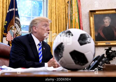 Le président américain Donald Trump s'adresse aux médias lors d'une réunion avec le président de la FIFA Gianni Infantino dans le bureau ovale de la Maison Blanche le 28 août 2018 à Washington, DC, États-Unis. Photo par Olivier Douliery/ABACAPRESS.COM Banque D'Images