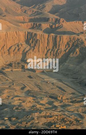 VUE AÉRIENNE DU COMPLEXE DU TEMPLE DEIR EL-BAHARI, LOUXOR Banque D'Images