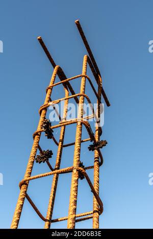 Le montant se rembars contre le ciel. Chantier de construction avec barres d'armature en acier pour structure en béton Banque D'Images